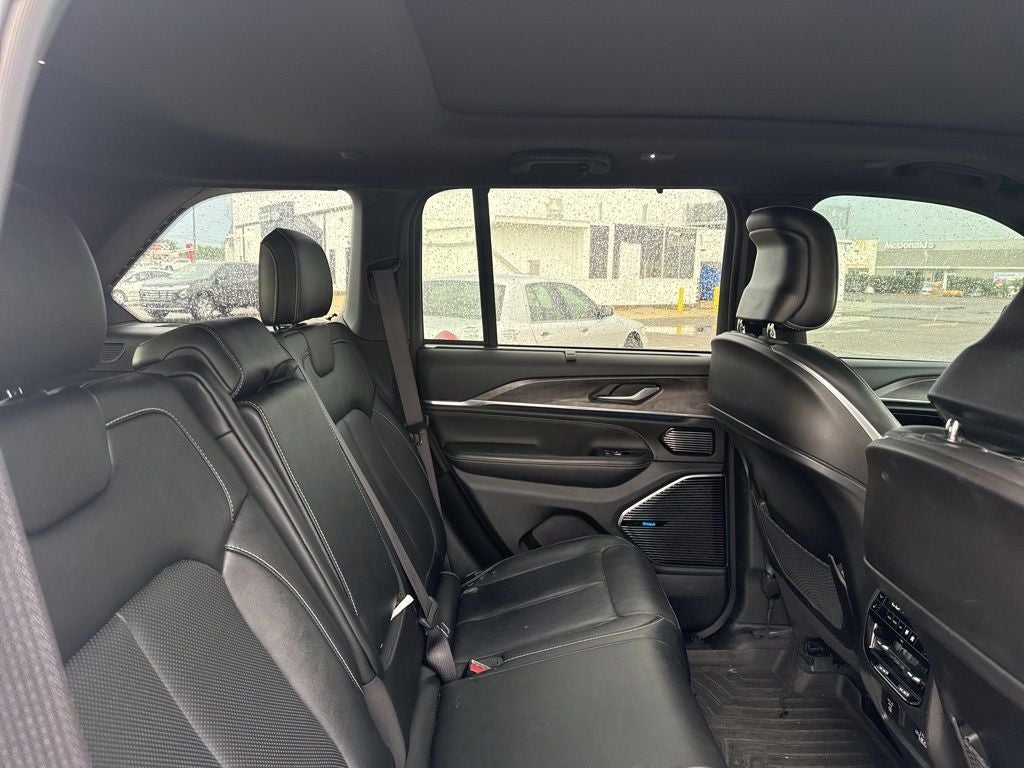 2023 Jeep Grand Cherokee Overland 4x2