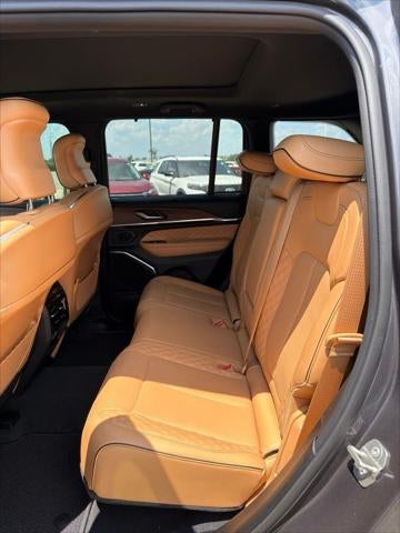 2023 Jeep Grand Cherokee Summit 4x2